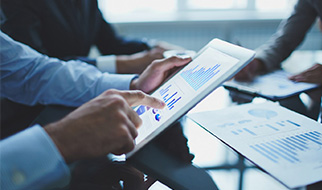imagen de personas trabajando en análisis financiero